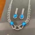 Elegantes Schmuckset mit blauen ovalen Kristallen und Pavé-Strasssteinen in Silberoptik. - Set / Halskette - Silber - Blau
