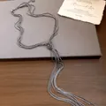 Detailopname van meervoudige knotting ketting met lange kwast in gunmetal metaal - Alleen Ketting / Gunmetal