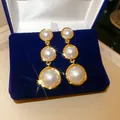 Gros plan de boucles d'oreilles pendantes à trois perles de style cour française - Style Linéaire Triple Perle (3# Tige en Argent) / Tige en argent 925 / Or-Blanc