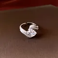 Makroaufnahme eines ovalen Zirkonia-Steins auf einem versilberten verstellbaren Ring. - Silber