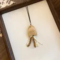 Detailopname van handgemaakte houten vishanger met gemengde kralenkwastjes - Vis Kwastje Stijl (1#)