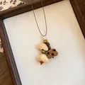 Gedetailleerd beeld van een handgemaakte houten beer hanger ketting met houten kralen. - Schattige Kat Stijl (3#)