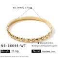 Detailansicht eines vergoldeten Tropfenarmbands mit Breiten- und Durchmesserangaben. - 18K-Gold / Gold Mit Weißen Steinen (NB-B6644-WT)