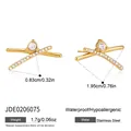 Dettaglio di orecchini a lobo in acciaio inossidabile dorato a forma di X con strass e misure - Stile a Incrocio a X con Strass (JDE0206075) / Oro
