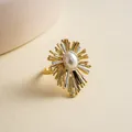 Vista macro di un anello vintage placcato oro 18k con perla centrale e dettagli raggiera - Anello / Oro