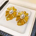 Orecchini vintage placcati in oro con design a raggiera e perla ovale in scatola regalo - Orecchini / Oro