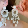Elegante Franse witte bloemen oorbellen met glanzende parelkwastjes voor dames - Witte Roos Parelkrans Kwast Stijl (34#)