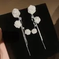 Elegante zilveren kwastjes oorbellen met witte stoffen rozen en schitterende kristallen - Stoffen Roos Strass Kwast Stijl (36#)