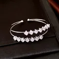 Makroansicht eines silbernen doppelten Armreifs mit funkelnden quadratischen Zirkonia. - Silber