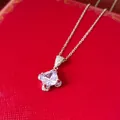 Nahaufnahme einer Silberkette mit einem großen quadratischen Zirkonia-Anhänger in Pavé-Fassung - Choker-Halskette / Silber-Lila