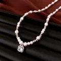 Prachtig close-up van de sprankelende vierkante zirkoon hanger aan een parelketting van witte. - Roze Hanger Stijl / Zilver-Roze