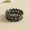 Détail macro d'un élégant bracelet à double couche en forme d'épi avec strass gris foncé - Bracelet Épi de Blé Double Couche / Métal canon