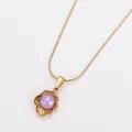 Vue détaillée d'un pendentif irrégulier plaqué or 18k avec une perle violette irisante. - Violet Or