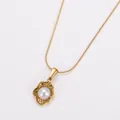 Gros plan détaillé d'un collier pendentif en perle acier inoxydable plaqué or 18 carats. - Or Blanc