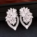 Elegante gebloemde druppeloorbellen met heldere kristallen in zilveren afwerking - Zilver-Wit