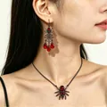 Donkere gothic spin halsketting en web oorbellen set met rode edelstenen voor Halloween - Ketting en oorbellen set