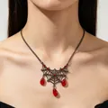 Detailopname van Halloween spinnenweb ketting met rode druppelstenen. - Spinnenwebketting (9210)