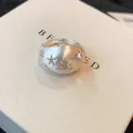 Detailopname van een matte zilveren ring met steruitsparingen en zirkonia steentjes. - Geborstelde Ster Stijl / Zilver