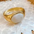 Vintage goudkleurige armband met een grote ovale gemarmerde witte harsinzet stuk - Goud Wit
