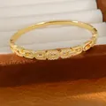 Gedetailleerde weergave van een 18K vergulde armband met ingelegde zirkoonstenen - Goud