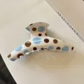 Nahaufnahme einer stylischen Haarklammer aus Acryl mit blauen und braunen Punkten. - Hohler Ovaler Stil / Weiß Blau Kaffee Haarklammer