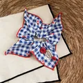 Groot blauw-wit geblokt haarelastiek met kersenprint en decoratieve rode knopen - Blauw Geblokte Kers Knoop Stijl