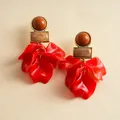 Nahaufnahme von Retro-Ohrringen aus Acryl mit roten marmorierten Blütenblättern - Rot