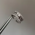 Vue rapprochée d'une bague ouverte argentée avec des détails hexagonaux en zircone pavé - Style Ouvert à Paillettes en Nid d'Abeille / Argent
