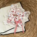 Florale kanten scrunchie met aardbeienprint en een rode geruite strik haaraccessoire - Aardbei Bloemen Ruit Strik Stijl