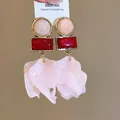 Vintage goldfarbene Ohrringe mit rosa Acryl-Blütenblättern und roten Akzenten - Rosa