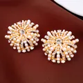 Detailopname van vintage bloemvormige oorbellen met parels en schitterende strass - Bloemstijl (HE35563) / Goud-Wit