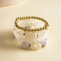 Dettaglio di un set di quattro bracciali vintage con perle dorate e grani in acrilico - Oro-Bianco (Set)