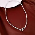 Detailaufnahme einer eleganten silbernen Perlenkette mit einem Zirkonia-Verschluss. - Silbergrau