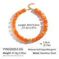 Detailansicht der böhmischen Halskette mit orangefarbenen Marmorwürfeln und Gold-Edelstahlkugel. - Halskette (YYN026053-OG)