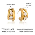 Vue détaillée des boucles d'oreilles en acier inoxydable doré 18K avec deux zircons blancs. - Style Strass Blanc (YYE026121-WH)