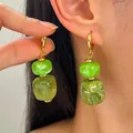 Vintage groene gelaagde hars oorbellen met marmerpatroon en gouden kleine ringetjes - Goud + Groen