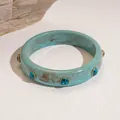 Elegante gemarmerde teal hars armband met sprankelende blauwe strass steentjes in goud - Blauw