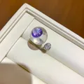 Gros plan d'une bague ouverte avec une sphère en résine, zircon violet et pierre blanche. - Bague ouverte / Argent-Violet