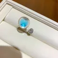 Détail d'une bague minimaliste en résine transparente avec un cœur bleu et zircon. - Bague ouverte / Argent-Bleu