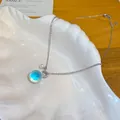 Détail du collier avec pendentif en résine translucide, zircon brillant et perle - Collier ras-du-cou / Argent-Bleu