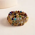 Detailansicht eines Vintage-Armbands mit bunten Glasschliffperlen und geometrischen Details. - Gold-Mehrfarbig