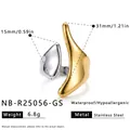 Detailweergave van een onregelmatige tweekleurige roestvrijstalen ring met maat en gewicht. - Goud en Zilver Tweekleurig (NB-R25056-GS)