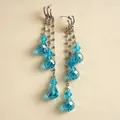 Vue détaillée de ces élégantes perles de verre bleues sur boucles d'oreilles argent - Bleu