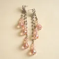 Boucles d'oreilles pendantes élégantes avec perles de verre pêche en forme de goutte d'eau. - Rose