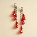 Vue détaillée de boucles d'oreilles rétro élégantes à pompons en cristal rouge - Rouge
