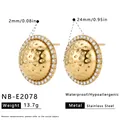 Detailweergave van 18k vergulde roestvrijstalen ronde oorknopjes met strass steen - Ronde Honingraat Gehamerde Stijl (NB-E2078) / Goud