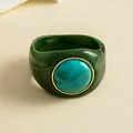 Detailansicht eines grünen Acryl-Armreifs im Vintage-Stil mit türkisfarbenem Stein - Grün-Cyan