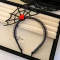 Nahaufnahme eines dunklen Gothic-Haarreifs mit Spinnennetz, roter Rose und Chiffon-Spitzenbesatz - Rotes Rosenstirnband mit Strasssteinen