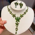 Detailopname van een prachtige groene zirkoon bloem ketting en oorbellen set voor vrouwen - Ketting en oorbellen set / Groen