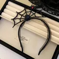 Detailaufnahme eines schwarzen Gothic-Spinnennetz-Haarreifs mit Spitze und rotem Stein. - Schwarzes Rosenstirnband mit Strasssteinen